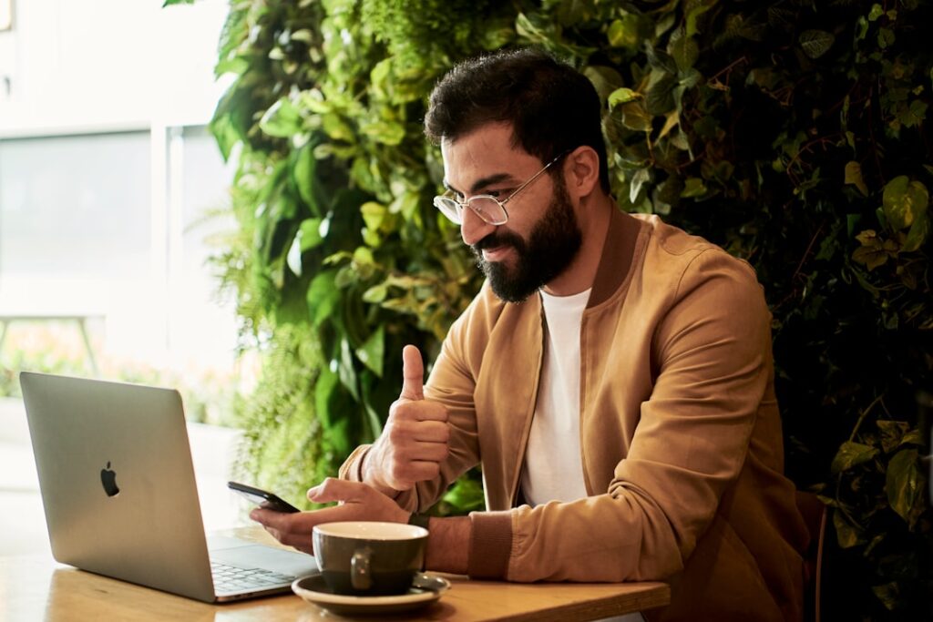 Professionnel répondant aux avis clients sur ordinateur