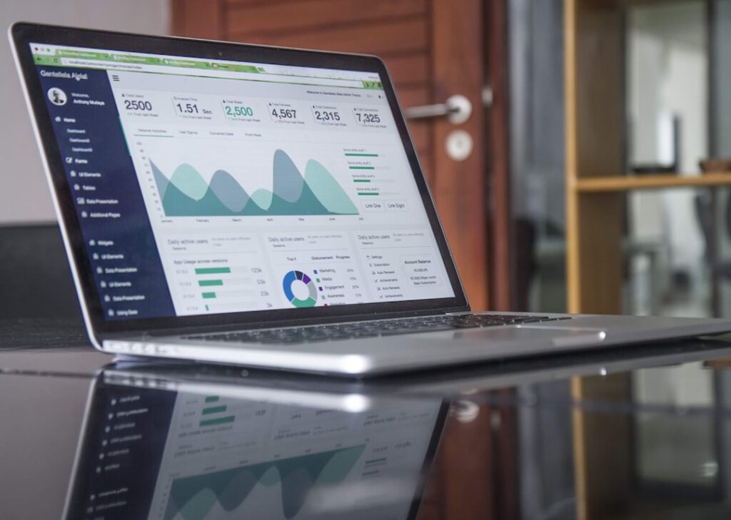 Tableau de suivi de réputation et statistiques locales sur ordinateur